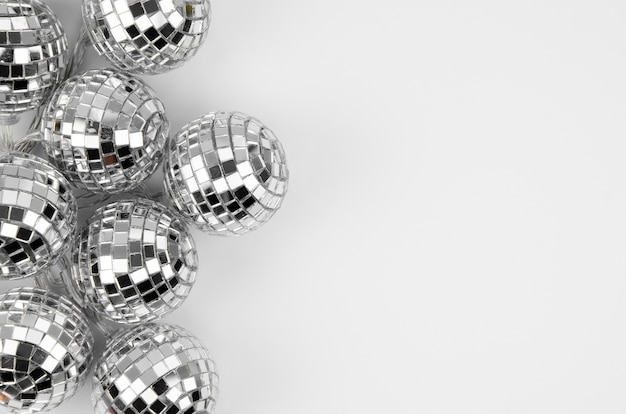 Photo gratuite ensemble de boules disco avec espace de copie