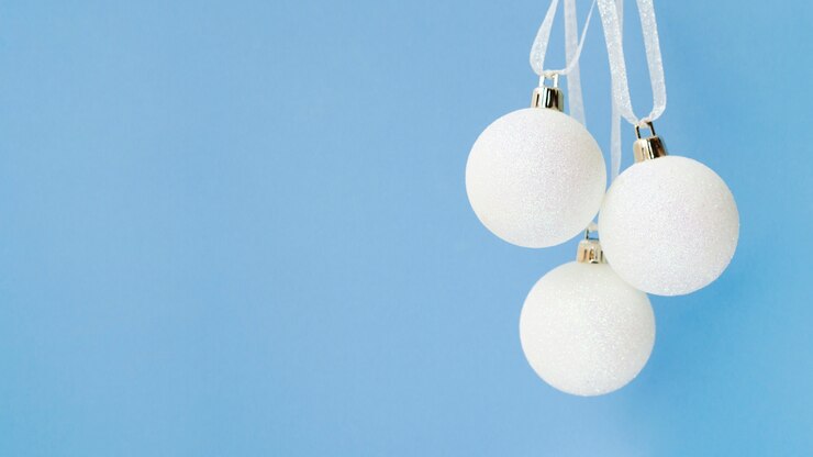 Photo gratuit ensemble de boules de noël avec espace de copie