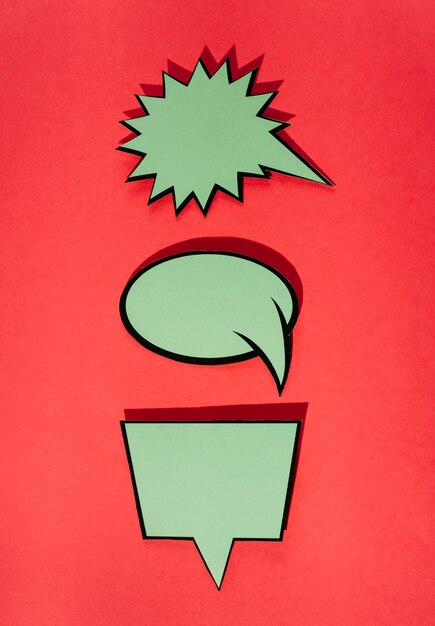 Ensemble de bulles de bande dessinée verte sur fond rouge
