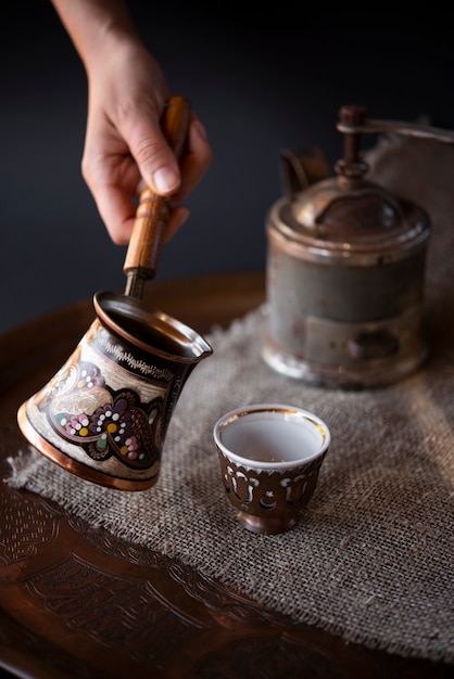 Photo gratuite ensemble de cafetière vintage vue de face