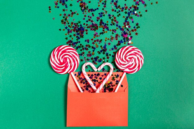 Ensemble de cannes de bonbon dans une enveloppe