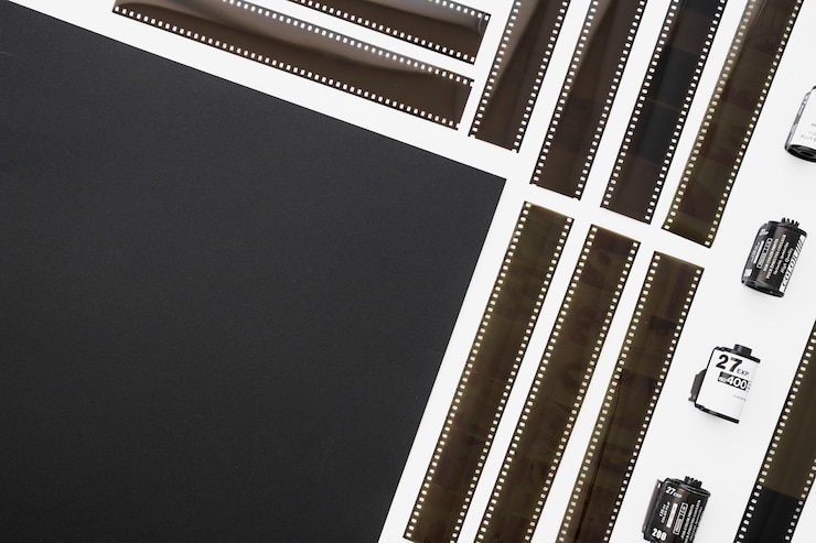 Photo gratuit ensemble de cartouches et bandes de film