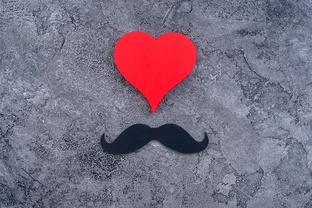 Ensemble de coeur rouge et moustache noire