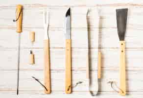 Photo gratuite ensemble de couteaux de cuisine avec des mains en bois