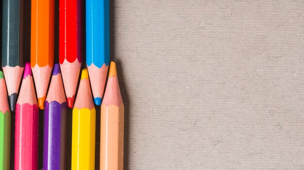 Ensemble de crayons de couleur vives