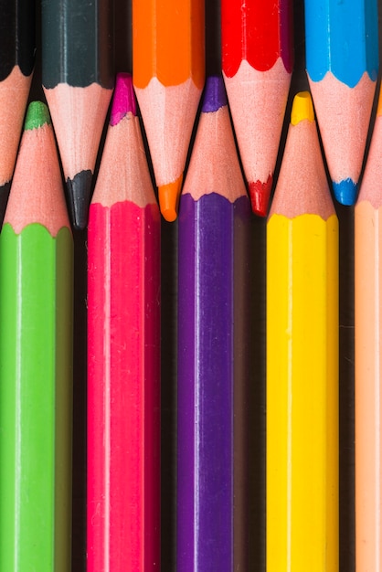 Photo gratuite ensemble de crayons multicolores