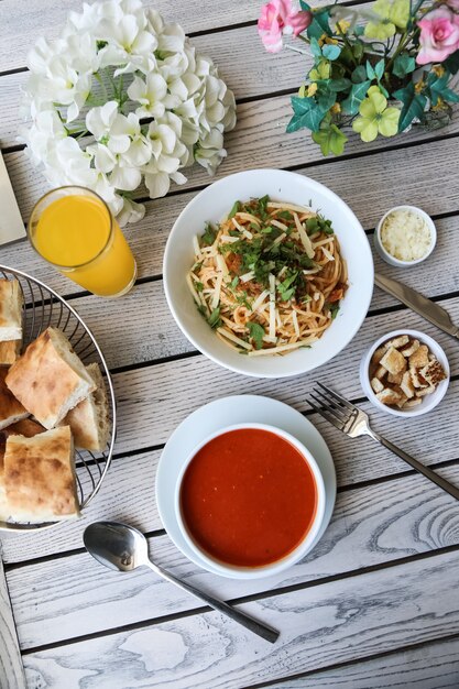 Ensemble déjeuner soupe spaghetti craquelins parmesan