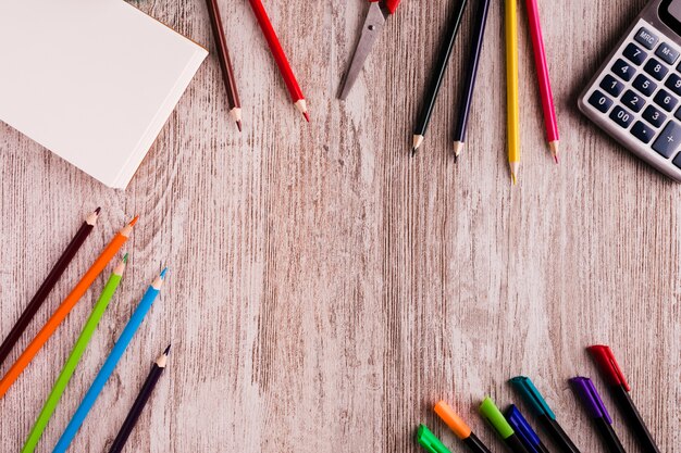 Ensemble d&#39;école pour peindre sur une table