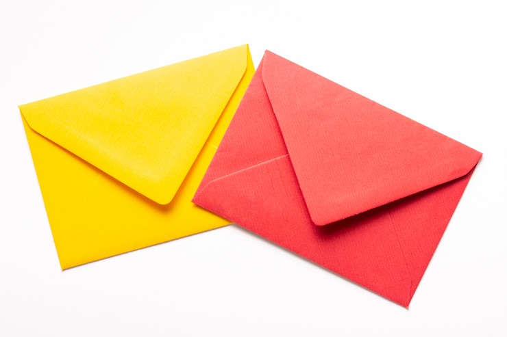 Photo gratuit ensemble d'enveloppes colorées