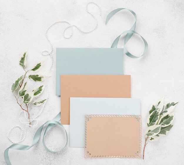 Ensemble d'enveloppes d'invitations de mariage