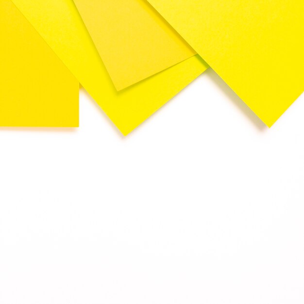 Ensemble de feuilles de carton jaune avec espace de copie