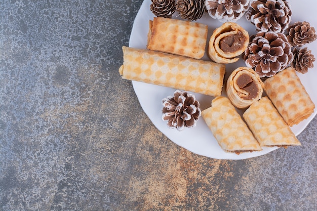 Photo gratuite ensemble de gaufres sucrées sur une surface en marbre