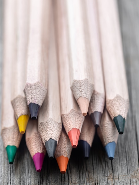 Photo gratuite ensemble de gros plan de crayons de couleur pour dessiner sur fond flou.