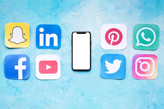 Ensemble d&#39;icônes de réseaux sociaux placés près de smartphone