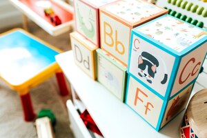 Photo gratuite ensemble de jouets pour enfants sur une étagère blanche