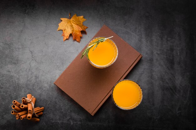 Ensemble de jus d'orange plat poser