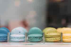 Photo gratuite ensemble de macarons multicolores