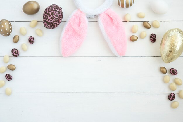 Ensemble d&#39;oeufs en chocolat et oreilles de lapin de Pâques