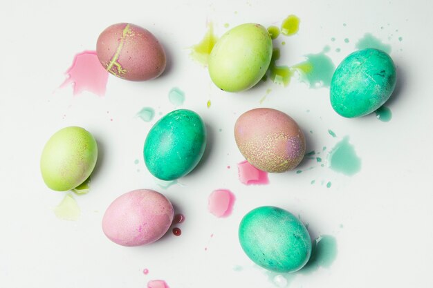 Ensemble d&#39;oeufs de Pâques colorés entre les taches