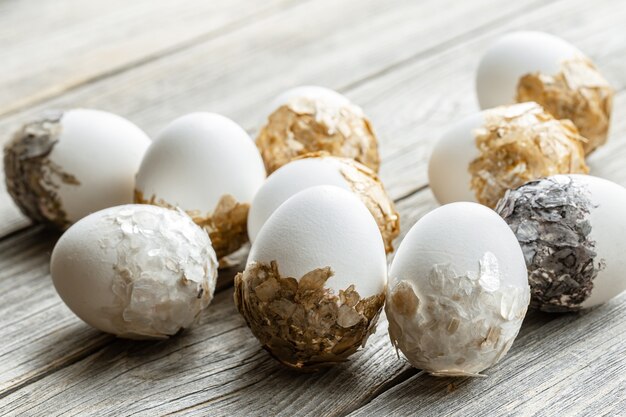 Ensemble d'oeufs de Pâques festifs sur un arrière-plan flou. Concept de vacances de Pâques.