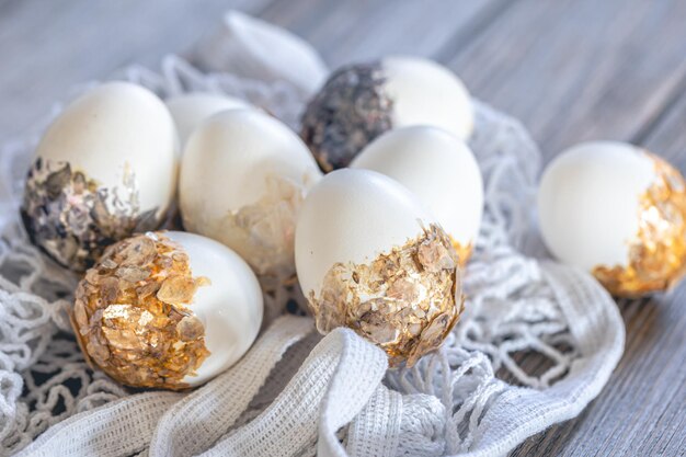 Photo gratuite un ensemble d'œufs de pâques sur un fond en bois flou