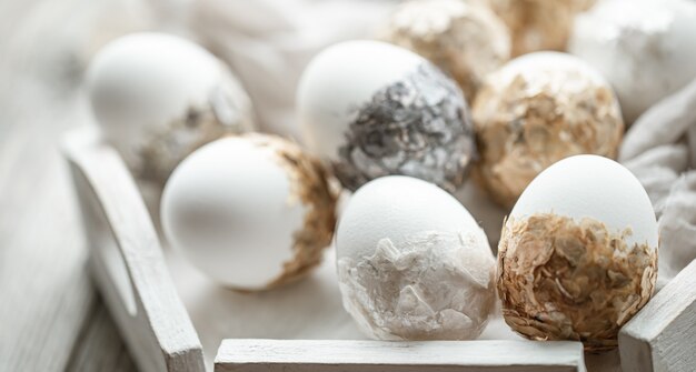 Un ensemble d'oeufs de Pâques joliment décorés. Concept de vacances de Pâques.