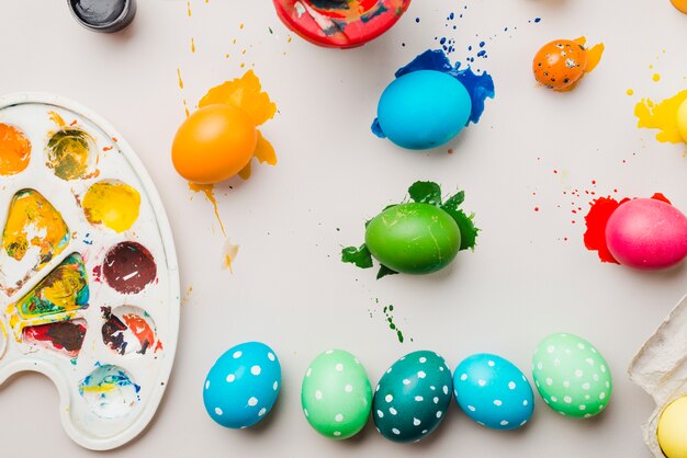 Ensemble d&#39;oeufs de Pâques près de la palette