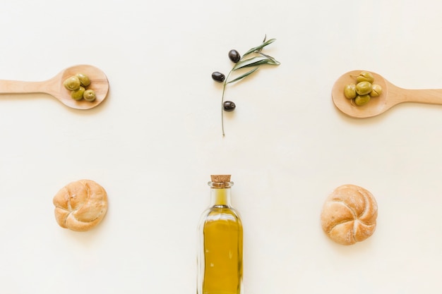 Photo gratuite ensemble d'olives et de pain d'huile d'olive