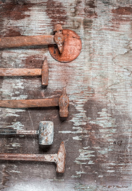 L'ensemble des outils de construction sur table en bois