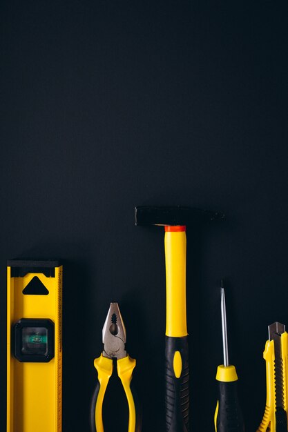 Ensemble d'outils jaune sur fond noir