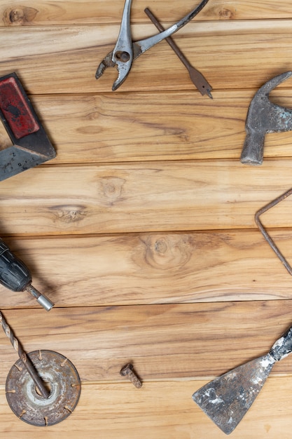 Ensemble d'outils manuels, situé sur un plancher en bois.