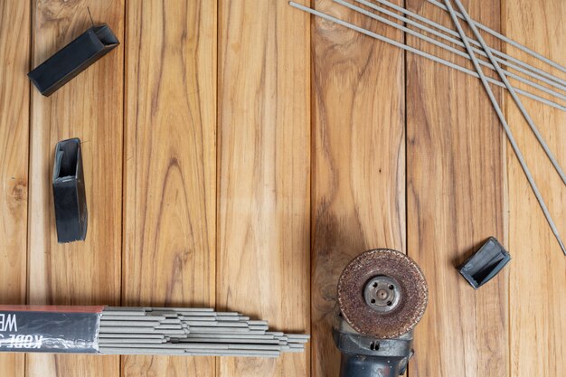Ensemble d'outils manuels, situé sur un plancher en bois.