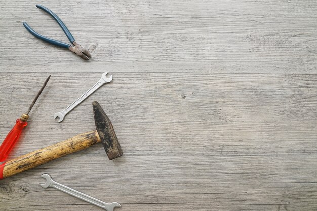 Ensemble d&#39;outils sur la surface en bois