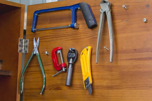 Ensemble d'outils de travail accrochés à l'étagère