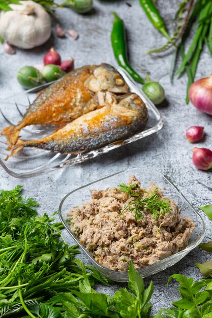 Ensemble de pâte de chili et de légumes au maquereau frit, cuisine thaïlandaise.