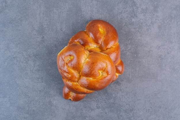 Ensemble de petits pains au cœur doux sur fond de marbre. photo de haute qualité