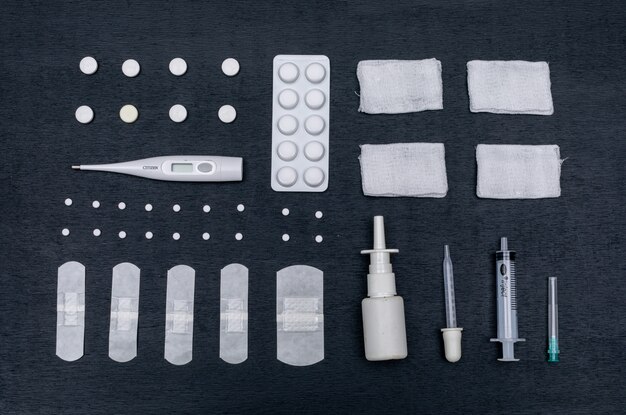 Ensemble de pipette, bandage, vaporisateur nasal et pilules, pansements et thermomètre