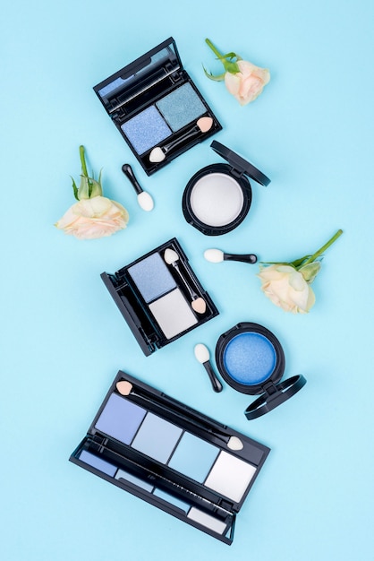 Photo gratuite ensemble plat de produits de beauté sur fond bleu