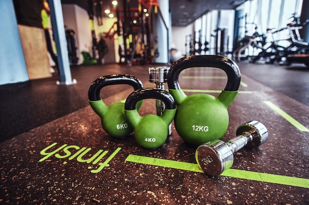 Ensemble de poids et d'haltères sur le tapis du centre de remise en forme. Sport, remise en forme, santé.