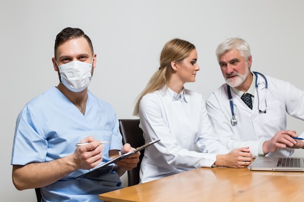 Ensemble principal de l&#39;équipe table de l&#39;hôpital horizontal