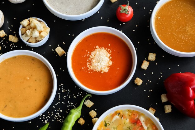 Ensemble de soupe aux champignons lentilles citrouille tomate poulet vue de dessus