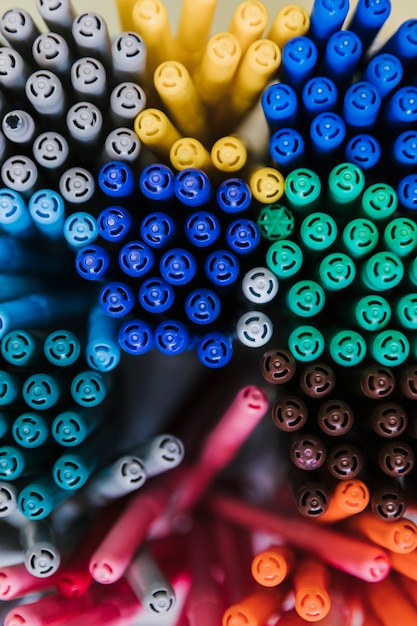 Ensemble de stylos multicolores