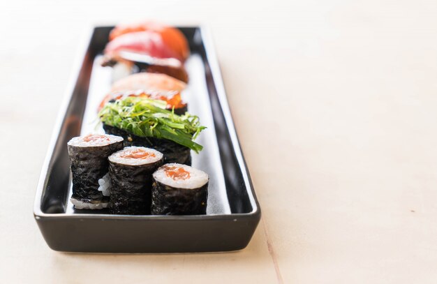 Ensemble de sushis mélangé