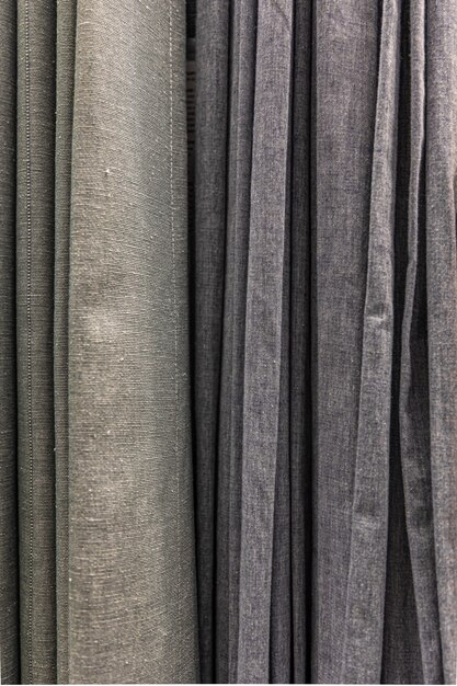 Ensemble de tissus denses gris de texture uniforme, choix de matériaux aux couleurs grises.