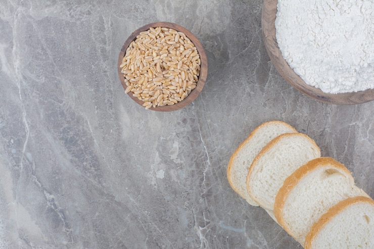 Photo gratuit ensemble de tranches de pain grillé avec des grains d'avoine sur une surface en marbre
