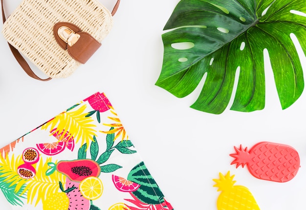 Photo gratuite ensemble tropical d'objets de plage et de jouets pour les voyages tropicaux en été