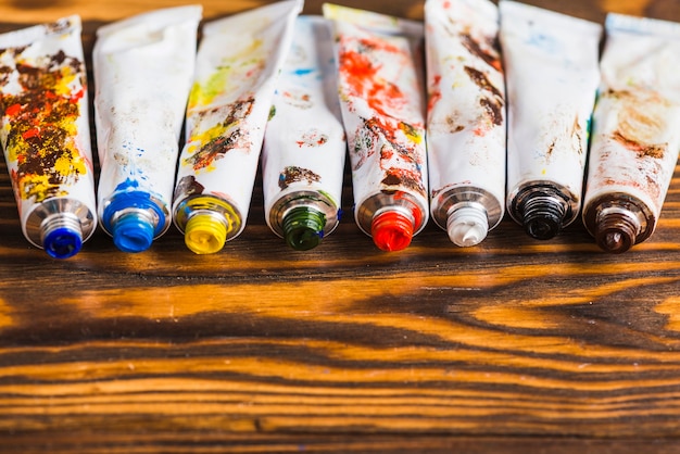Photo gratuite ensemble de tubes avec des peintures colorées
