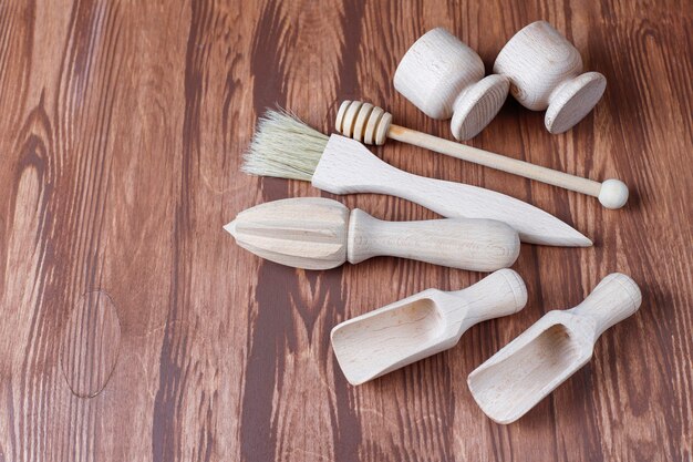 Ensemble d'ustensiles de cuisine en bois, vue de dessus