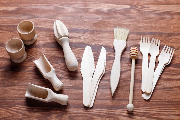 Ensemble d'ustensiles de cuisine en bois, vue de dessus