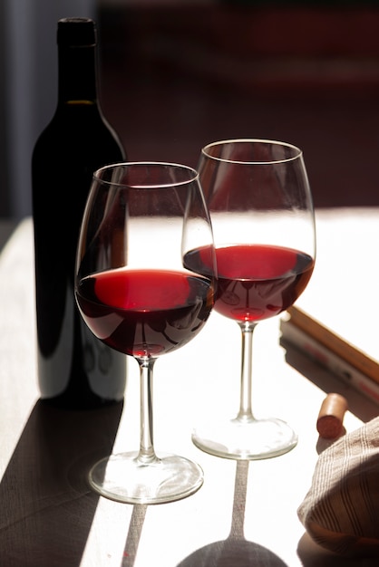 Ensemble de verres à vin rouges avec une ombre